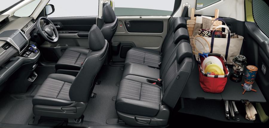 Интерьер Honda Freed+ Hybrid 2016 года  (фото 2 из 22)